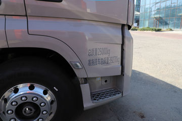 һ�����J7 ����� 15.6L LNG 660���� 6X4 һ�����12�� ǣ����ͼƬ