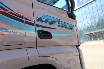 һ�����J7 ����� 15.6L LNG 660���� 6X4 һ�����12�� ǣ����ͼƬ