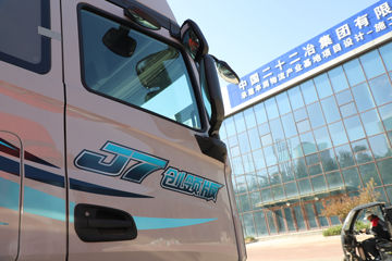 һ�����J7 ����� 15.6L LNG 660���� 6X4 һ�����12�� ǣ����ͼƬ