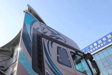 һ�����J7 ����� 15.6L LNG 660���� 6X4 һ�����12�� ǣ����ͼƬ