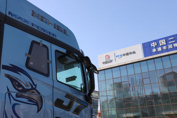 һ�����J7 ����� 15.6L LNG 660���� 6X4 һ�����12�� ǣ����ͼƬ
