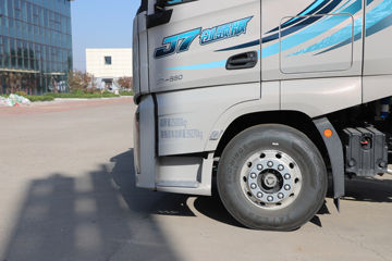 һ�����J7 ����� 15.6L LNG 660���� 6X4 һ�����12�� ǣ����ͼƬ