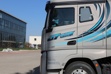 һ�����J7 ����� 15.6L LNG 660���� 6X4 һ�����12�� ǣ����ͼƬ