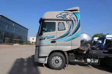 һ�����J7 ����� 15.6L LNG 660���� 6X4 һ�����12�� ǣ����ͼƬ