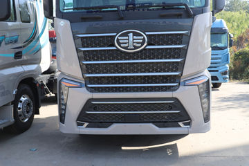 һ�����J7 ����� 15.6L LNG 660���� 6X4 һ�����12�� ǣ����ͼƬ