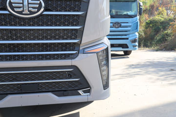 һ�����J7 ����� 15.6L LNG 660���� 6X4 һ�����12�� ǣ����ͼƬ