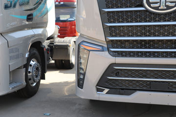һ�����J7 ����� 15.6L LNG 660���� 6X4 һ�����12�� ǣ����ͼƬ