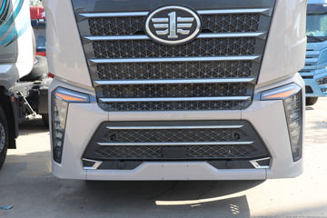 һ�����J7 ����� 15.6L LNG 660���� 6X4 һ�����12�� ǣ����ͼƬ
