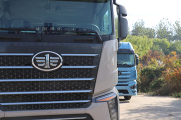 һ�����J7 ����� 15.6L LNG 660���� 6X4 һ�����12�� ǣ����ͼƬ