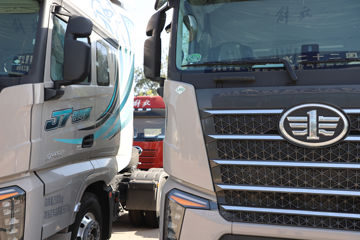 һ�����J7 ����� 15.6L LNG 660���� 6X4 һ�����12�� ǣ����ͼƬ