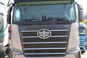 һ�����J7 ����� 15.6L LNG 660���� 6X4 һ�����12�� ǣ����ͼƬ