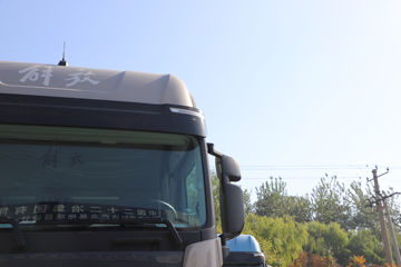 һ�����J7 ����� 15.6L LNG 660���� 6X4 һ�����12�� ǣ����ͼƬ
