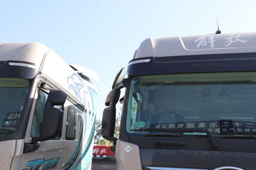 һ�����J7 ����� 15.6L LNG 660���� 6X4 һ�����12�� ǣ����ͼƬ
