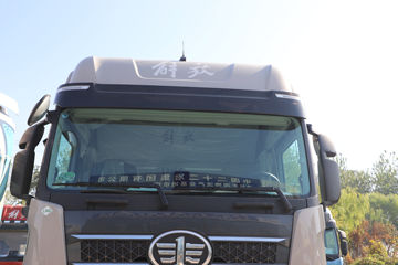 һ�����J7 ����� 15.6L LNG 660���� 6X4 һ�����12�� ǣ����ͼƬ