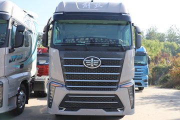 һ�����J7 ����� 15.6L LNG 660���� 6X4 һ�����12�� ǣ����ͼƬ