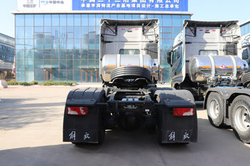 һ�����J7 ����� 15.6L LNG 660���� 6X4 һ�����12�� ǣ����ͼƬ