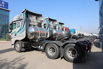 һ�����J7 ����� 15.6L LNG 660���� 6X4 һ�����12�� ǣ����ͼƬ