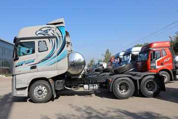 һ�����J7 ����� 15.6L LNG 660���� 6X4 һ�����12�� ǣ����ͼƬ