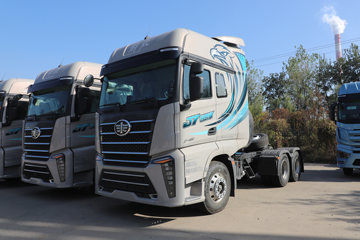 һ�����J7 ����� 15.6L LNG 660���� 6X4 һ�����12�� ǣ����ͼƬ