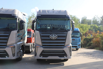 һ�����J7 ����� 15.6L LNG 660���� 6X4 һ�����12�� ǣ����ͼƬ