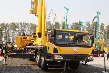 70吨级 吊车&nbsp;吊车图片