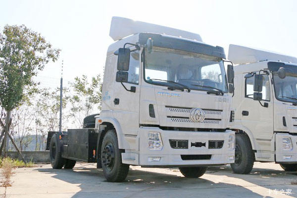 昊龙电动牵引车