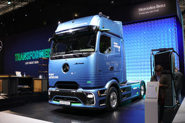 奔驰eActros 电动牵引车图片