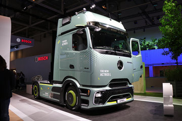 奔驰新Actros&nbsp;电动牵引车图片