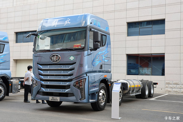 青岛解放鹰航载货车