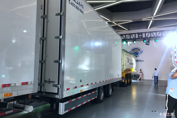 山东中集(国道牌)9.6米系列厢式半挂车图片