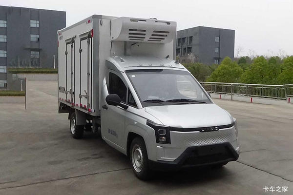 新飞快牌菱势汽车底盘电动冷藏车